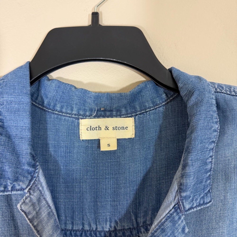Cloth & Stone Chambray Cap Sleeve Shirt Top Size Small Button Up Chest Pockets - Picture 7 of 9